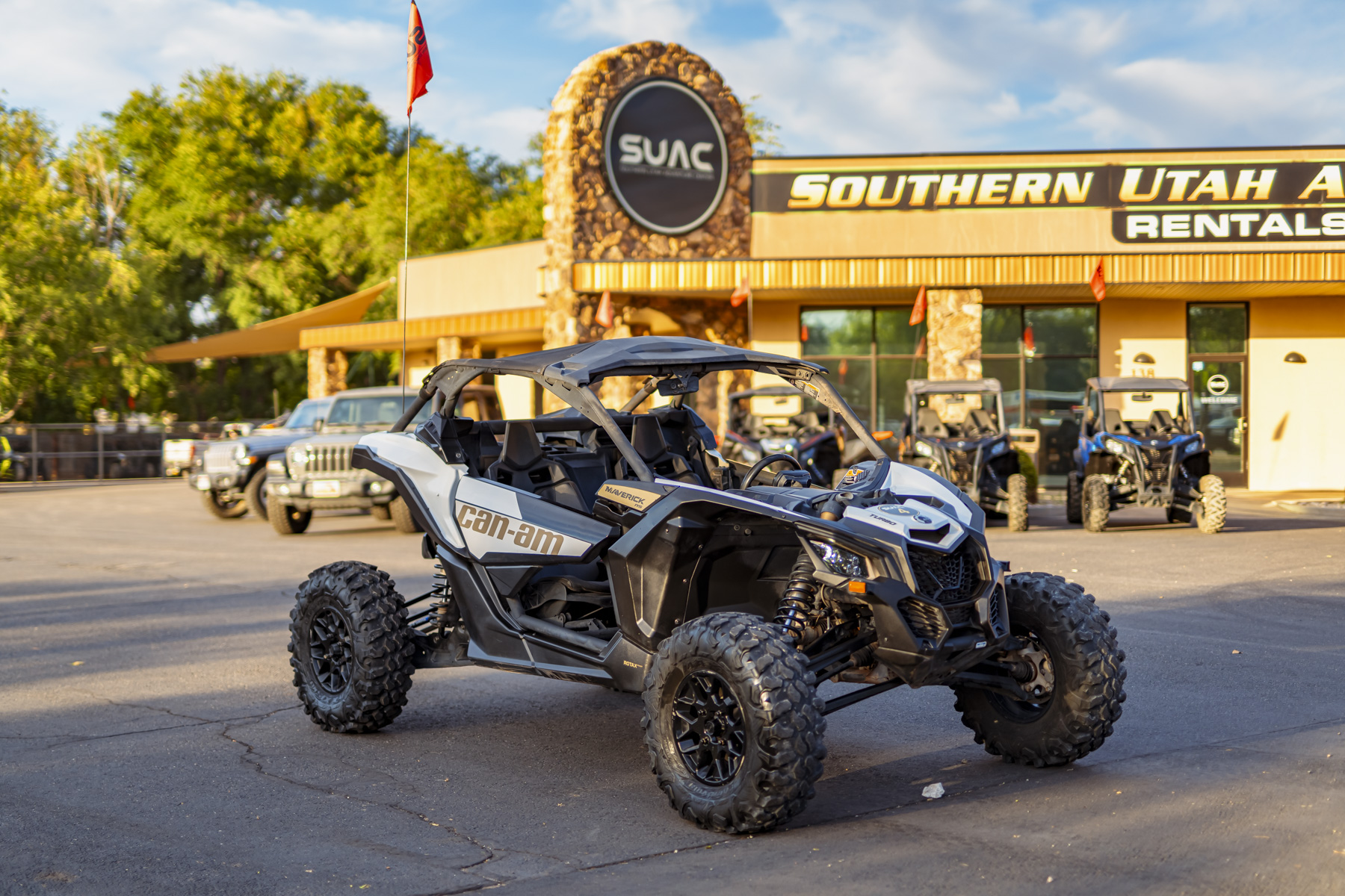 White and black Can-Am Maverick X3 Turbo RS UTV rental at Southern Utah Adventure Center, ideal for exploring Sand Hollow and Zion National Park trails.